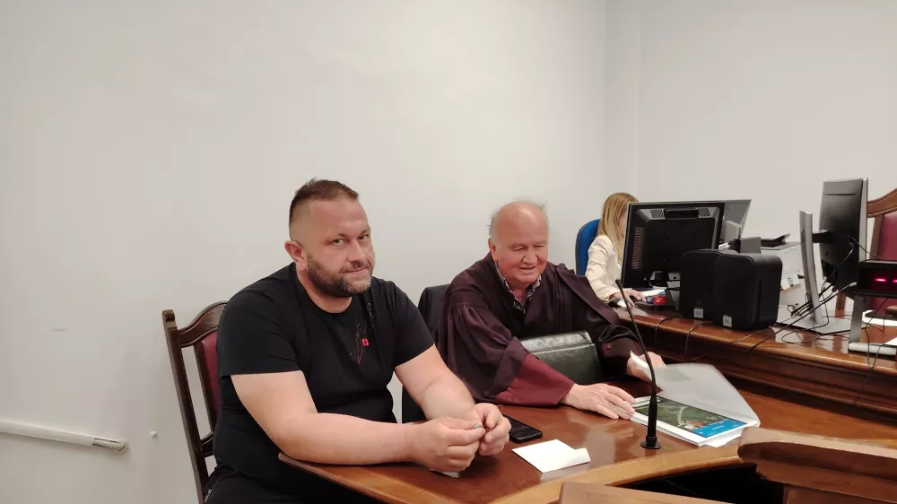 Samo Feštajn, lastnik avtovleke Žonta, se na celjskem sodišču zagovarja zaradi kaznivega dejanja poškodovanja tuje stvari. Foto: Mojca Marot