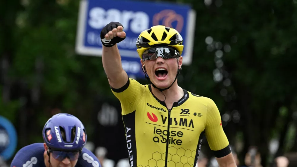 Cycling - Giro d'Italia - Stage 12 - Modena to Viadana - Italy - May 22, 2025 Team Visma | Lease a Bike's Olav Kooij celebrates after winning stage 12 REUTERS/Jennifer Lorenzini