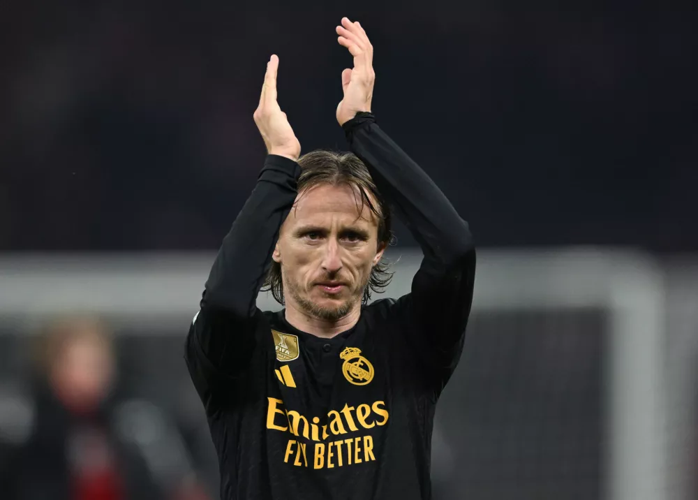 FILED - 12 December 2023, Berlin: Madrid's Luka Modric thanks the fans after the UEFA Champions League soccer match between 1. FC Union Berlin and Real Madrid at Olympiastadion. Real Madrid have announced captain Luka Modric will leave the Santiago Bernabeu after 13 years of service following this summer's Club World Cup campaign. Photo: Soeren Stache/dpa