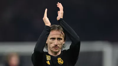 FILED - 12 December 2023, Berlin: Madrid's Luka Modric thanks the fans after the UEFA Champions League soccer match between 1. FC Union Berlin and Real Madrid at Olympiastadion. Real Madrid have announced captain Luka Modric will leave the Santiago Bernabeu after 13 years of service following this summer's Club World Cup campaign. Photo: Soeren Stache/dpa