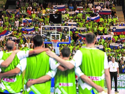 ﻿- slovenski košarkarski navijači- 8.9.2013 v Celju - košarka - Slovenija - Hrvaška, EuroBasket 2013 - evropsko prvenstvo v košarki - 4. krog - skupina C: - Slovenska košarkarska reprezentanca je doživela prvi poraz - po podaljšku jo je premagala Hrvaška s 76:74//FOTO: Luka Cjuha