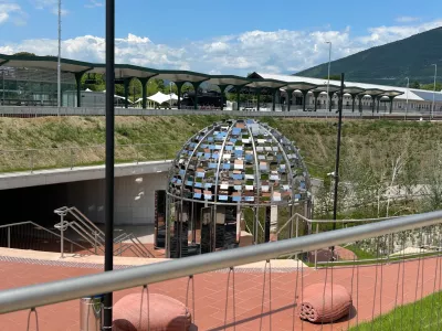 Novi podhod pod železniško progo je najkrajša pot med centrom nove in stare Gorice. Avstrijska svetleča Kupola Ingeborg Bachmann v njem je k sreči zgolj začasno izposojena iz Avstrije. 