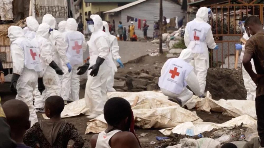FILE PHOTO - Humanitarian workers lift body bags containing the remains of victims killed in clashes between M23 rebels and the Armed Forces of the Democratic Republic of the Congo (FARDC), in this frame grab of file video taken in Goma, Democratic Republic of the Congo, February 3, 2025. REUTERS/Reuters TV