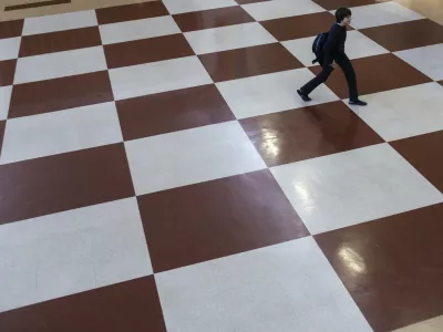 ﻿- Osnovna šola Valentina Vodnika v Ljubljani - šolski hodnik - osnovnošolci - učenci - šolstvo    - 07.05.2015 - Nacionalno preverjanje znanja (NPZ) v osnovnih šolah - pisno preverjanje znanja iz maternega jezika za učence 6. in 9. razreda -    //FOTO: Jaka Gasar