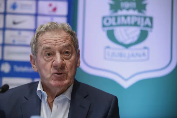 ﻿predsednik Športnega društva Nogometni klub Olimpija Ljubljana Milan Mandarić- 25.02.2016 - Nogometni klub NK Olimpija - predstavili novo okrepitev trenutno vodilnega slovenskega prvoligaša, nekdanjega srbskega reprezentanta Danka Lazovića    //FOTO: Luka Cjuha.