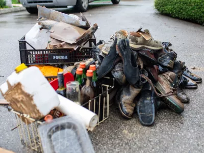 - Tacen, odpravljanje posledic poplav. Čevlji, simbolična fotografija.- 04.08.2023. Močno deževje in hude ujme so zajele vso Slovenijo in povzročile hude poplave, plazove in zastoje v prometu. Poplave in ujma 2023.//FOTO: Bojan Velikonja
