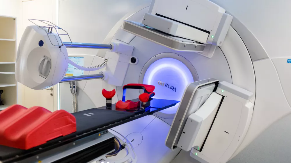 ﻿linearni pospeševalnik Versa HD proizvajalca Elekta -- simbolična fotografija - onkologija - zdravljenje novotvorb (rakavih tkiv in tumorjev) - zdravstvo - bolezen rak - onkološki bolniki - zdravstvo - - 07.03.2017 - Onkološki inštitut Ljubljana (OI) - dan odprtih vrat ob Tednu boja proti raku;//FOTO: Matjaž Rušt