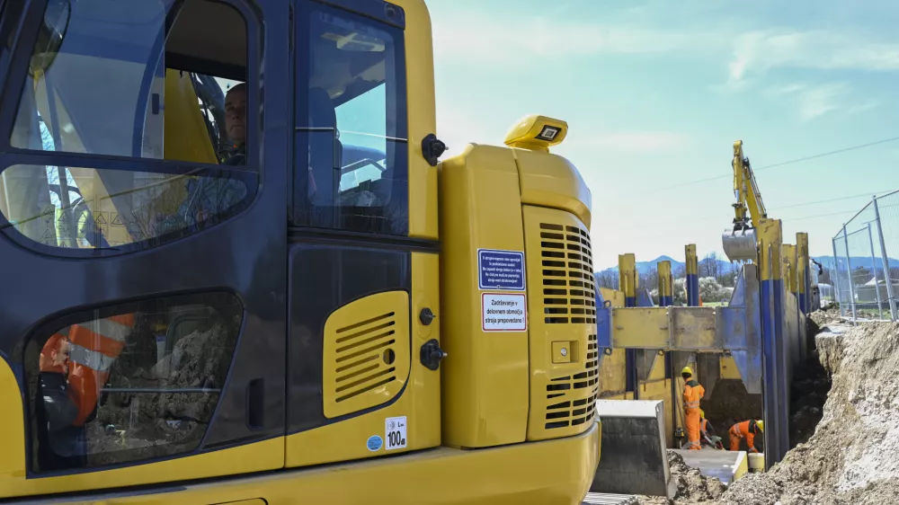 Na zemljiščih, za katera je imela gradbena dovoljenja, je občina v preteklih letih že zgradila kanal C0. Zgraditi mora le še krajši odsek, vendar se je postopek izdaje gradbenega dovoljenja izkazal za zelo zahtevnega. F Nik Erik Neubauer Q