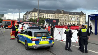 23 May 2025, Hamburg: Police on duty at the scene after several people were seriously injured in a knife attack at Hamburg Central Station. Photo: Steven Hutchings/dpa