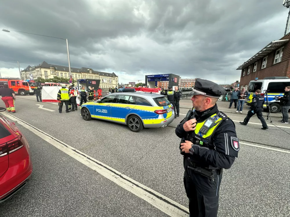 23 May 2025, Hamburg: Police on duty at the scene after several people were seriously injured in a knife attack at Hamburg Central Station. Photo: Steven Hutchings/dpa