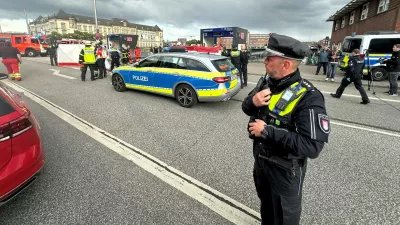 23 May 2025, Hamburg: Police on duty at the scene after several people were seriously injured in a knife attack at Hamburg Central Station. Photo: Steven Hutchings/dpa