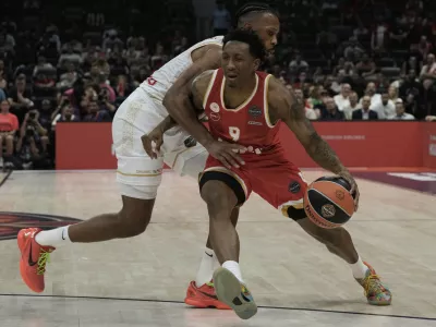 Monaco's Jaron Blossomgame guards Olympiacos' Saben Lee duirng the Euroleague seimifinal basketball match between Olympiacos and Monaco in Abu Dhabi, United Arab Emirates, Sunday, May 18, 2025. (AP Photo/Fatima Shbair)