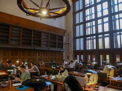 velika čitalnica- 29.11.2022 – Narodna in univerzitetna knjižnica (NUK) – ogled prostorov predsednika vlade Roberta Goloba in novinarska konferenca o načrtih vlade glede gradnje NUK 2 //FOTO: Luka Cjuha