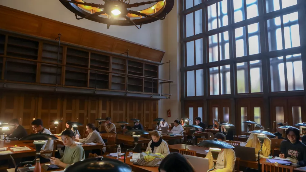 velika čitalnica- 29.11.2022 – Narodna in univerzitetna knjižnica (NUK) – ogled prostorov predsednika vlade Roberta Goloba in novinarska konferenca o načrtih vlade glede gradnje NUK 2 //FOTO: Luka Cjuha