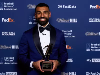 22 May 2025, United Kingdom, London: FWA Footballer of the Year Mohamed Salah poses with his trophy during the FWA Footballer of the Year dinner at the Landmark Hotel. Photo: John Walton/PA Wire/dpa