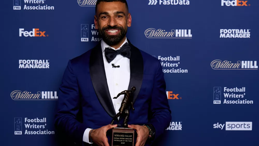 22 May 2025, United Kingdom, London: FWA Footballer of the Year Mohamed Salah poses with his trophy during the FWA Footballer of the Year dinner at the Landmark Hotel. Photo: John Walton/PA Wire/dpa