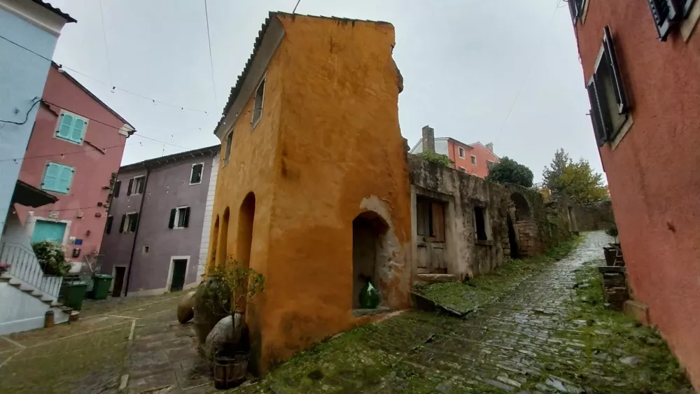 Kraj je prepleten s kamnitimi ulicami, veliko hiš žal propada. F Vesna Levičnik