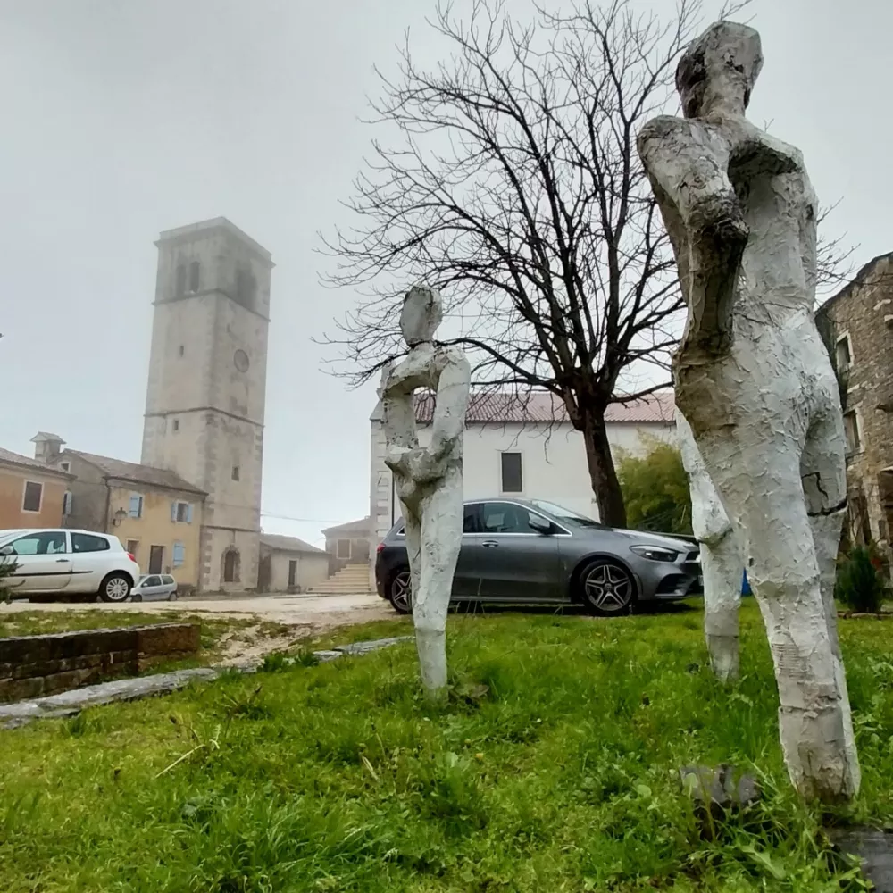 V bližini cerkve prijetno presenetijo razstavljene kamnite skulpture. F Vesna Levičnik