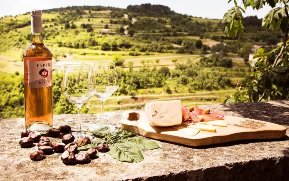 Lokalne dobrote, ki vam jih postrežejo pod krošnjami taverne Oprtalj. F FB/Taverna Oprtalj