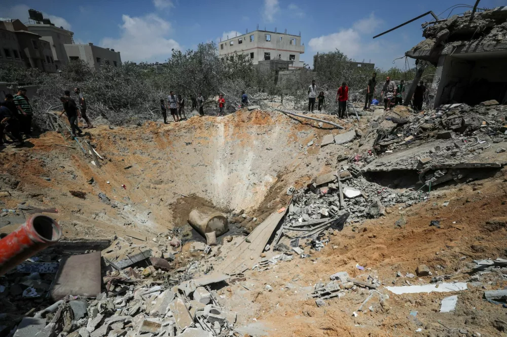 Palestinians search for casualties at the site of an Israeli strike on a house, in Jabalia, northern Gaza Strip, May 23, 2025. REUTERS/Mahmoud Issa