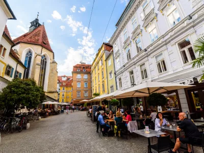 Poletni utrip v Gradcu zaznamujejo tudi številne restavracije, ki se intenzivno spogledujejo z lokalno ponudbo. F Istock