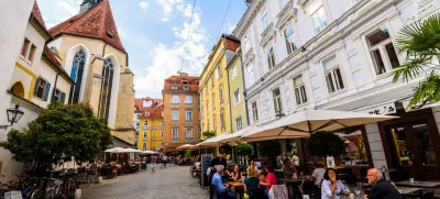 Poletni utrip v Gradcu zaznamujejo tudi številne restavracije, ki se intenzivno spogledujejo z lokalno ponudbo. F Istock