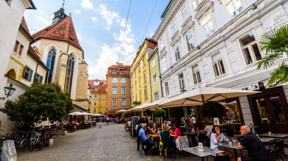 Poletni utrip v Gradcu zaznamujejo tudi številne restavracije, ki se intenzivno spogledujejo z lokalno ponudbo. F Istock