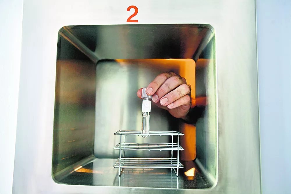 - spermalna banka - KO za reprodukcijo Ginekološke klinike, Zaloška 2//FOTO: Luka Cjuha------3-kolonsko