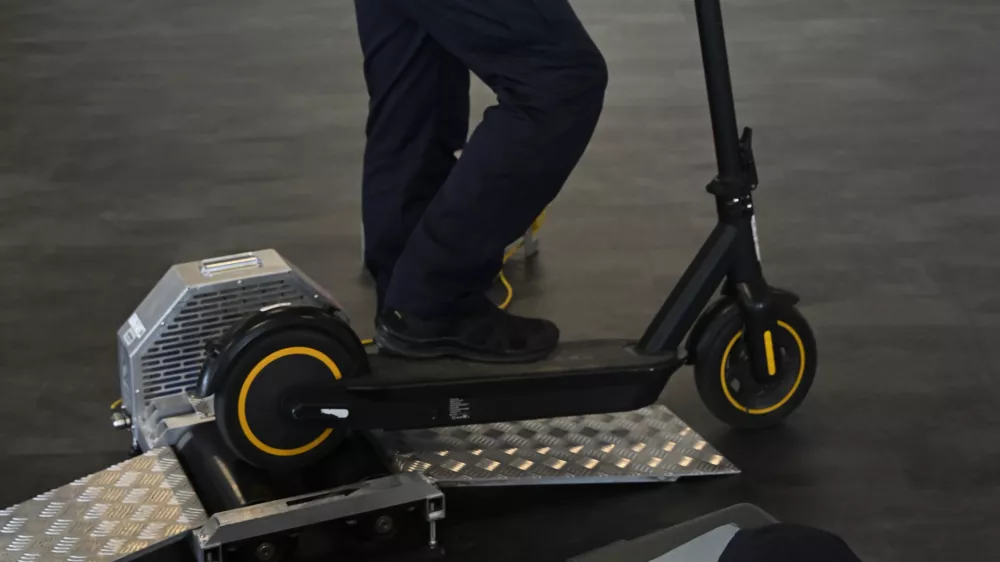 Naprava danskega proizvajalca BM autoteknik A/S je trenutno edini tovrstni merilnik v Sloveniji. Policija je napravo, ki v Sloveniji ni certificirana, dobila marca, od takrat jo preizkušajo in si jo predajajo med policijskimi postajami. Foto: Nik Erik Neubauer