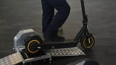 Naprava danskega proizvajalca BM autoteknik A/S je trenutno edini tovrstni merilnik v Sloveniji. Policija je napravo, ki v Sloveniji ni certificirana, dobila marca, od takrat jo preizkušajo in si jo predajajo med policijskimi postajami. Foto: Nik Erik Neubauer