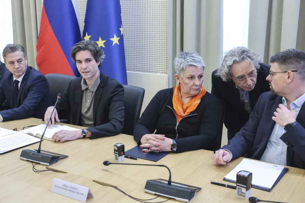 Lidija Jerkič, Luka Mesec, Robert Golob, Branimir Štrukelj, Jakob Počivavšek- 02.04.2025 - podpis dogovora socialnih partnerjev o noveli zakona o pokojninskem in invalidskem zavarovanju, na katerem bodo predstavili usklajene spremembe sistema pokojninskega in invalidskega zavarovanja//FOTO: Jaka Gasar