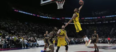 Fenerbahce's Devon Hall goes for a layup during the Euroleague final basketball match between Monaco and Fenerbahce in Abu Dhabi, United Arab Emirates, Sunday, May 25, 2025. (AP Photo/Altaf Qadri)