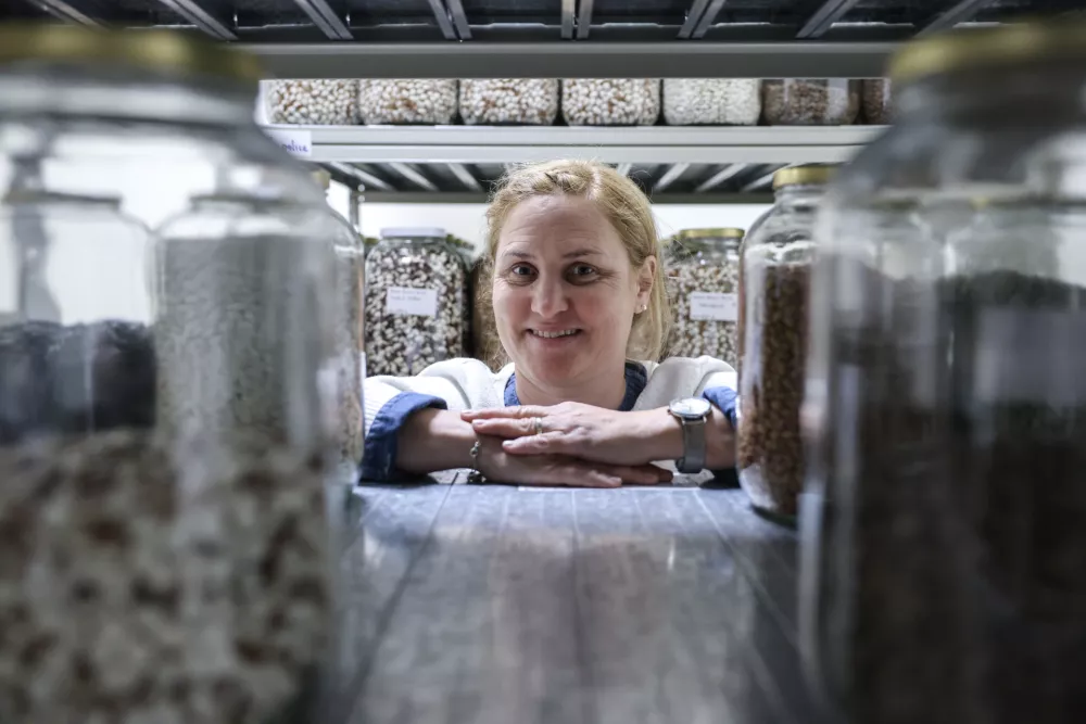 - 22.05.2025 - Maja Kolar- strokovnjakinja za biodinamiko in vzgojo avtohtonih ekoloških semen//FOTO: Jaka Gasar