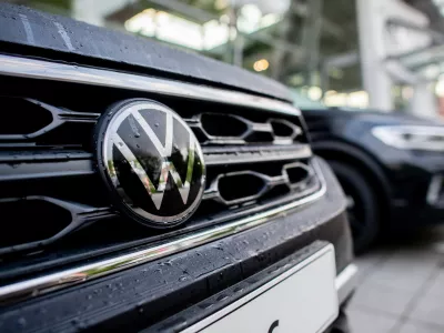 26 May 2025, Lower Saxony, Oldenburg: New Volkswagen brand cars are parked in front of a car dealership. Photo: Hauke-Christian Dittrich/dpa