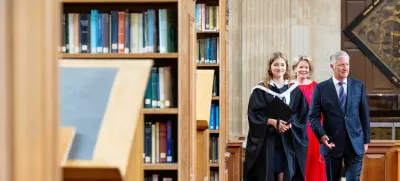 Belgijska princesa je lani diplomirala na britanskem Oxfordu, kjer sta se proslave udeležila tudi oče in mati, kralje Filipom in kraljica Matilda. Foto: Profimedia 