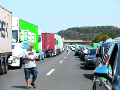 Po najboljšem scenariju bo zaplet pri oddaji javnega naročila povzročil kvečjemu enomesečno zamudo pri vzpostavitvi tretjega prometnega pasu na štajerski avtocesti, so ocenili na Darsu. Foto: Luka Cjuha