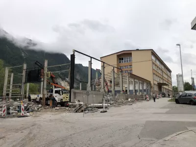 Dela so se že začela – izvajalci so prejšnji teden začeli rušenje nekdanje delavnice in telovadnice, prihodnji teden bodo porušili še glavno stavbo. Foto: Eva Branc