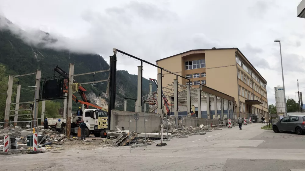 Dela so se že začela – izvajalci so prejšnji teden začeli rušenje nekdanje delavnice in telovadnice, prihodnji teden bodo porušili še glavno stavbo. Foto: Eva Branc