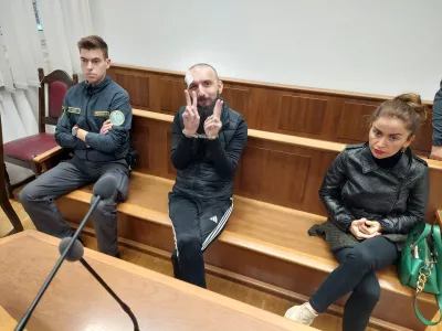 Beka Karanadze na sodišču rad pozira pred objektivi, s pravosodnimi policisti pa precej slabše sodeluje. Foto: Mojca Marot