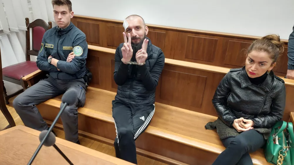 Beka Karanadze na sodišču rad pozira pred objektivi, s pravosodnimi policisti pa precej slabše sodeluje. Foto: Mojca Marot