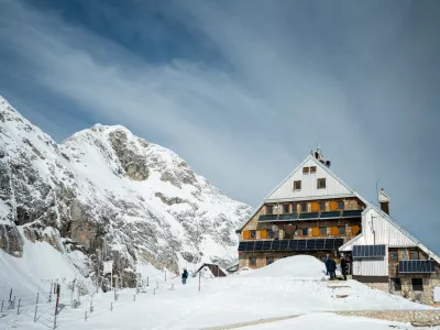 Kredarica, observatorij.Dogodek ob zacetku prenove visokogorskega observatorija na Kredarici.