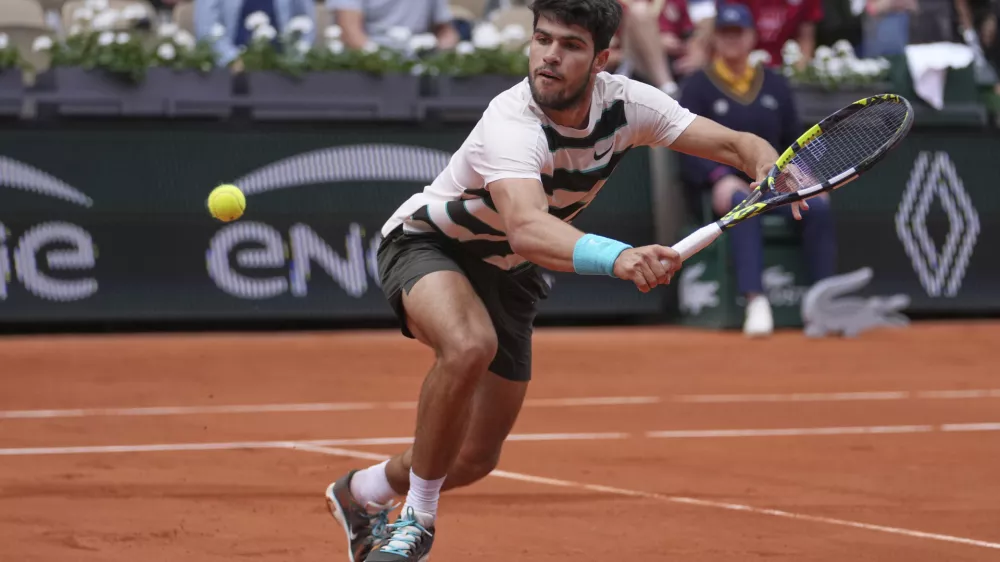 Spain's Carlos Alcaraz returns the ball to Italy's Giulio Zeppieri during their first round match of the French Tennis Open, at the Roland-Garros stadium, in Paris, Monday, May 26, 2025. (AP Photo/Thibault Camus)