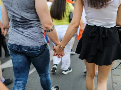 ﻿- simbolična fotografija - istospolnost - Istospolna usmerjenost ali homoseksualnost - LGBT skupnost- 19.06.2021 - Parada ponosa 2021 in Balkanski Trans Inter marš – protestni pohod po ulicah Ljubljane //FOTO: Bojan Velikonja