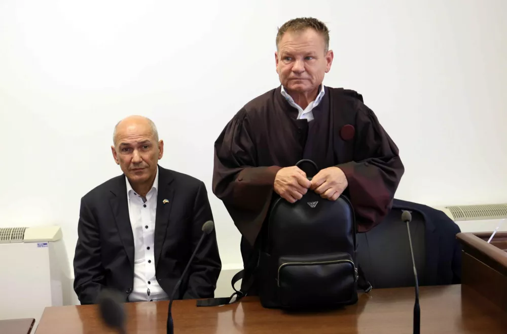 odvetnik Franci MatozJanez Janša- 31.08.2022 – sojenje predsedniku SDS Janezu Janši - zasebna tožba novinarja Reporterja Igorja Kršinarja, zaradi zapisa na Twitterju 15. oktobra 2019, da je "očitno Kršinar že na trdi drogi". //FOTO: Tomaž Skale