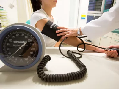 ﻿- 21.11.2017, Ljubljana - zdravstvo, ambulanta, zdravnik, merjenje krvnega tlaka, pritiska, ordinacija, kartoteke, predalnikFoto: Matjaž Rušt