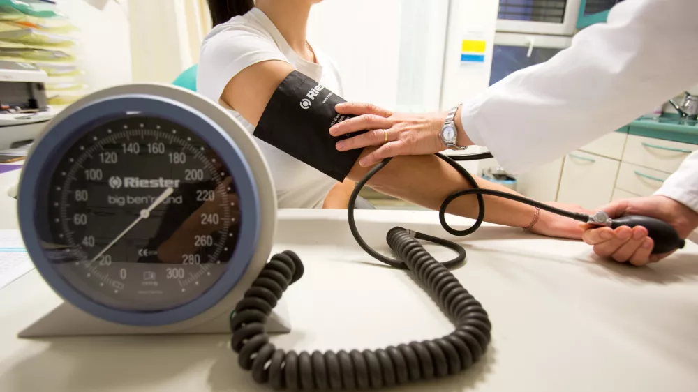 ﻿- 21.11.2017, Ljubljana - zdravstvo, ambulanta, zdravnik, merjenje krvnega tlaka, pritiska, ordinacija, kartoteke, predalnikFoto: Matjaž Rušt