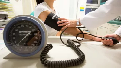 ﻿- 21.11.2017, Ljubljana - zdravstvo, ambulanta, zdravnik, merjenje krvnega tlaka, pritiska, ordinacija, kartoteke, predalnikFoto: Matjaž Rušt