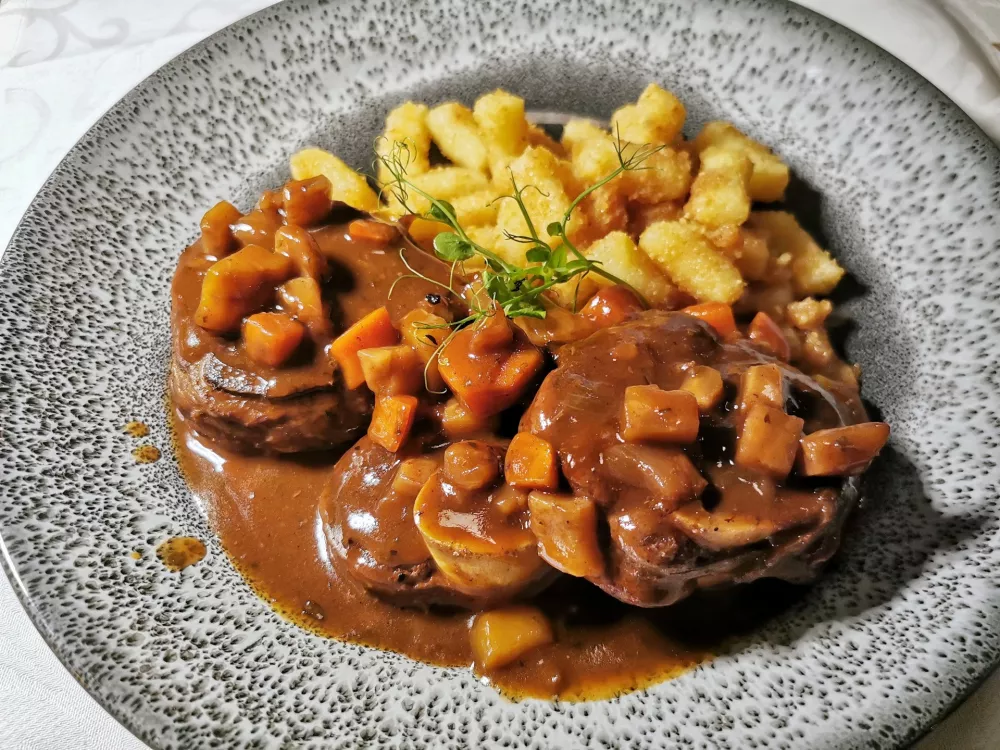 Jelenov ossobuco s krompirjevimi svaljki, Gostilna Oštirka