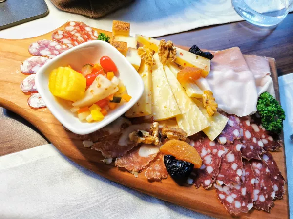 Narezek mesnin in sirov, Gostilna Oštirka