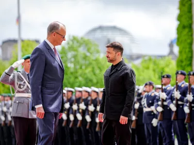 28 May 2025, Berlin: Ukraine's President Volodymyr Zelensky, is greeted with military honors by German Chancellor Friedrich Merz in front of the German Chancellery in Berlin. Photo: Kay Nietfeld/dpa